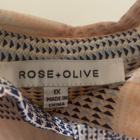 ❤️NWOT.  Rose+Olive lightweight and flowing abstract design blouse.  Size: 1X. - Picture 8 of 10